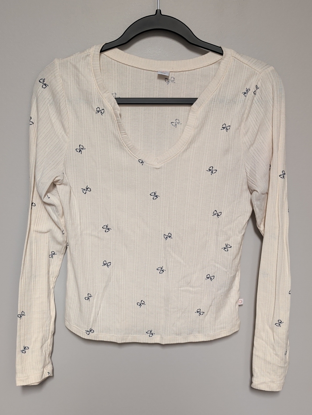 Old Navy Cream Long-Sleeve V-Neck Top with Navy Bow Motif
